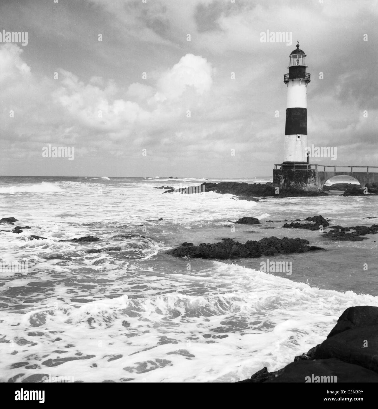 Der Leuchtturm Barra à Salvador, Brésil 1960 er Jahre. Le phare de Barra à Salvador, Brésil 1960. Banque D'Images