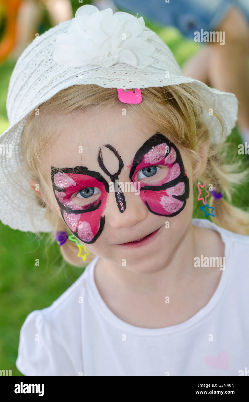 Fille blonde avec la peinture du visage Banque D'Images