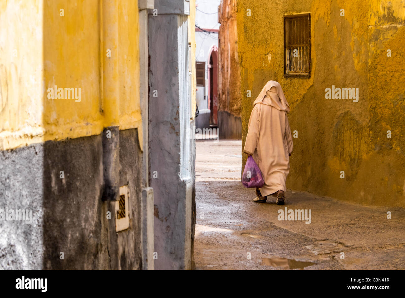 Femme marocaine dans une djellaba, vêtements traditionnels, dans la Médina de la ville côtière d'El Jadida, Maroc Banque D'Images