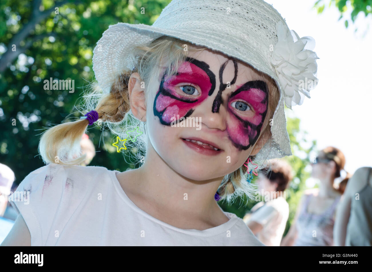 Fille blonde avec la peinture du visage Banque D'Images