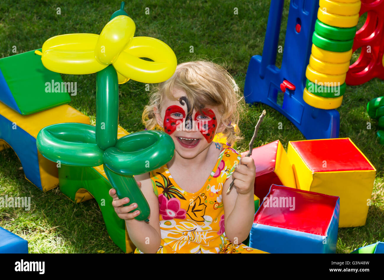 Fille blonde avec la peinture du visage Banque D'Images