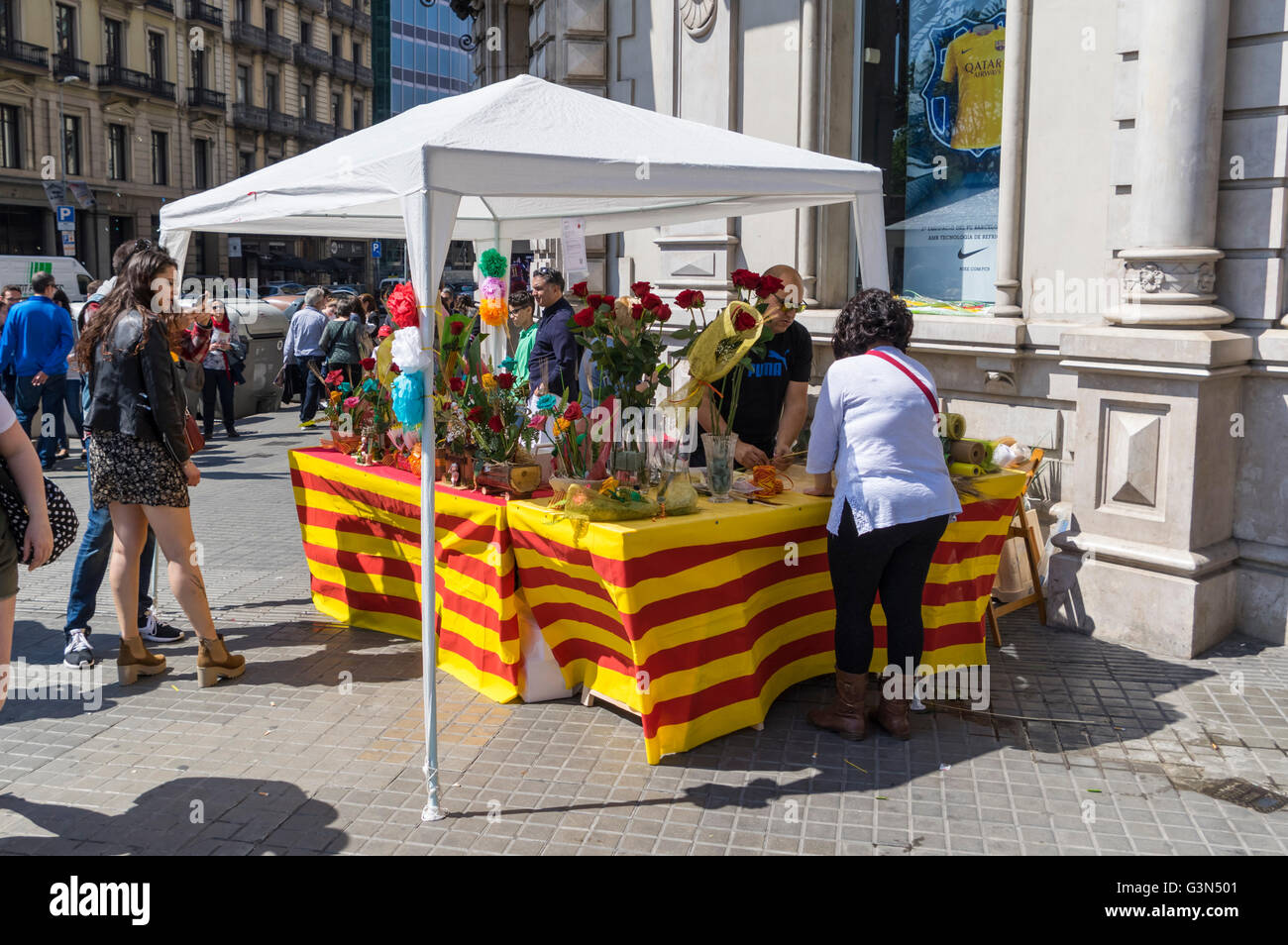 Stand de vente rose décorée de drapeaux catalan sur la Diada de Sant Jordi (Saint George's Day) célébrations, 23 avril, Barcelone. Banque D'Images