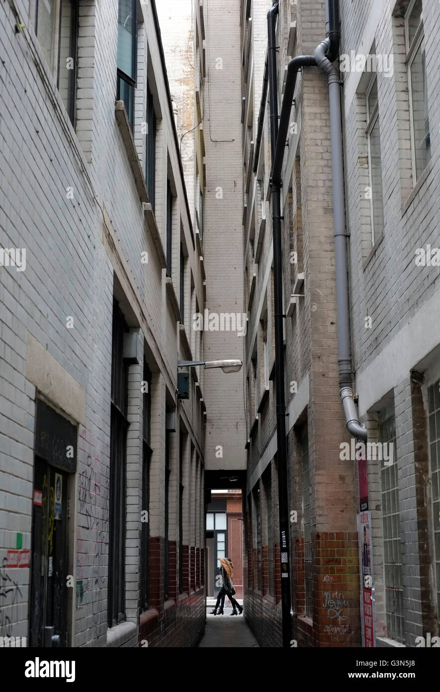 Ruelle étroite à Soho Londres avec deux personnes à la fin Banque D'Images