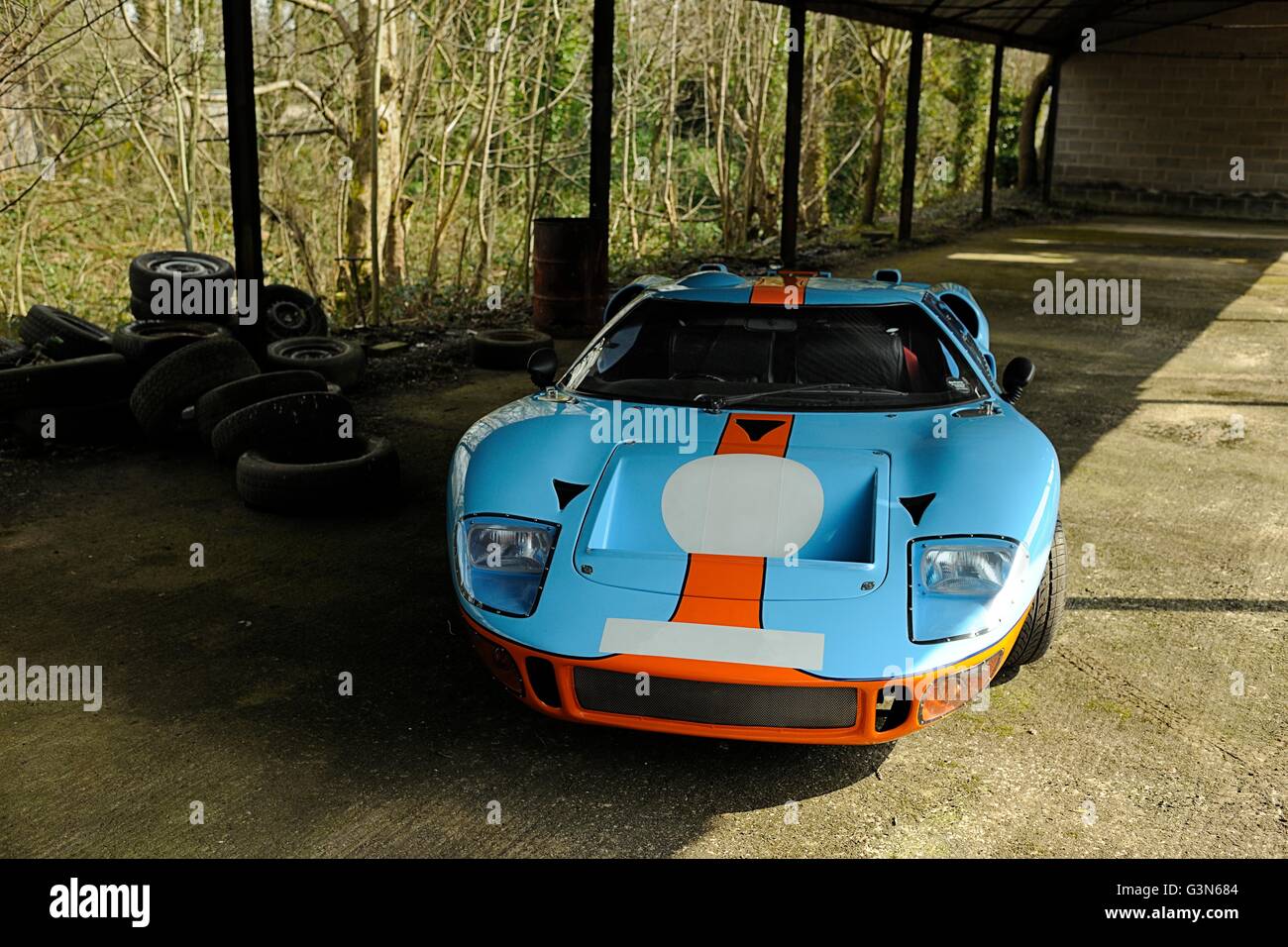 Vue avant de la Ford GT MkII dans Gulf Racing livery stationné sous un hangar couvert Banque D'Images