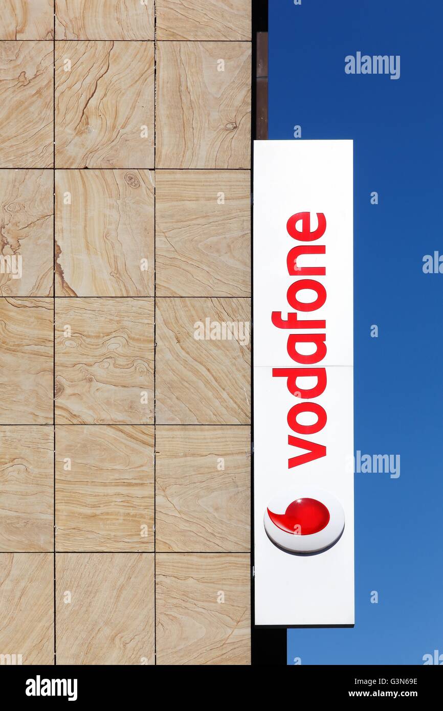 Vodafone signe sur un mur d'un magasin Banque D'Images