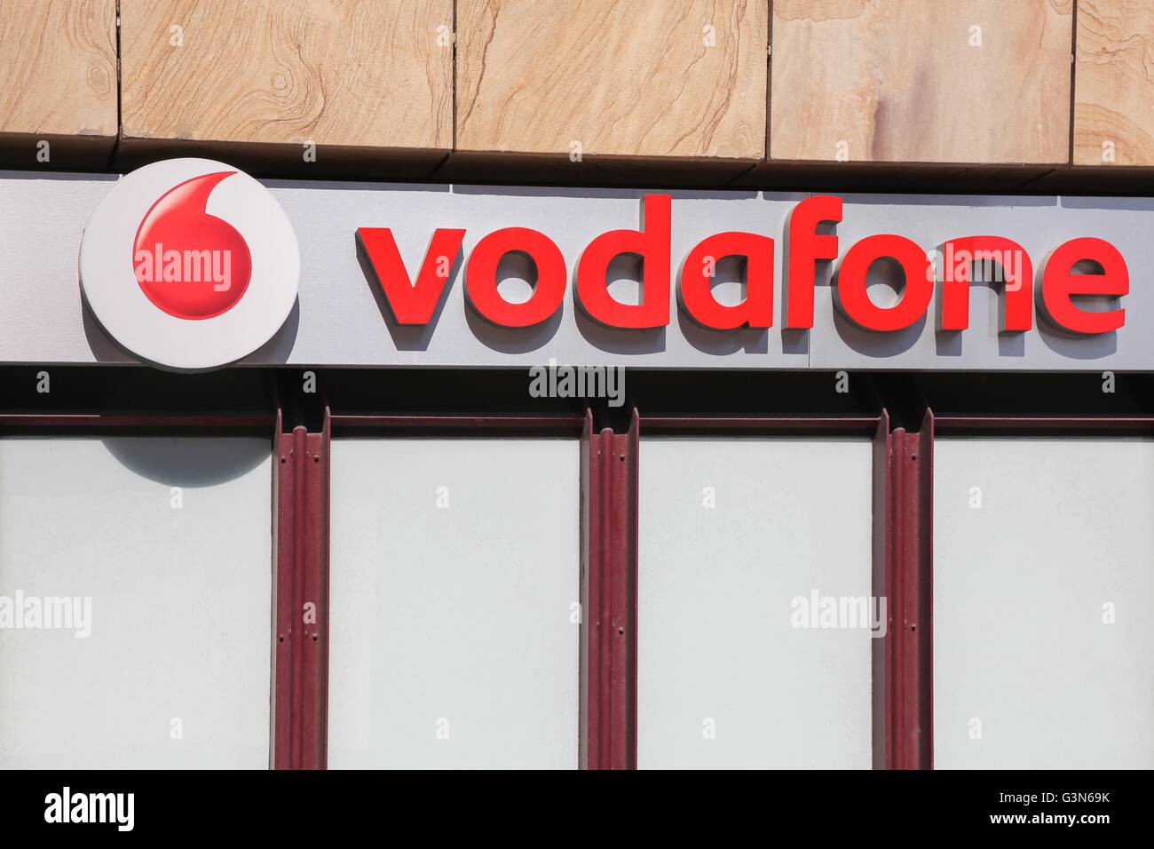 Vodafone signe sur un mur d'un magasin Banque D'Images