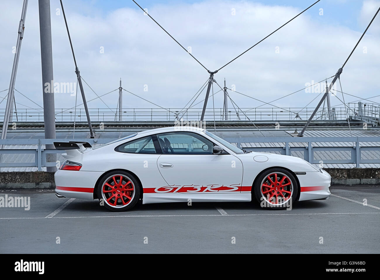 Porsche 996 GT3 RS dans le toit industriel parc automobile Banque D'Images