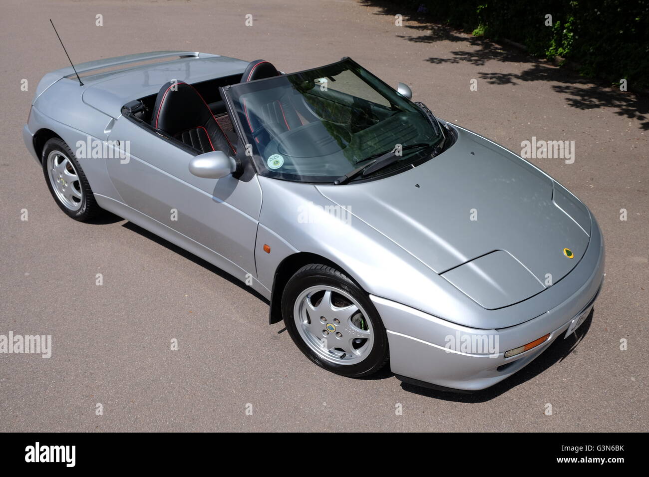 D'un coup haut 1980 Lotus Elan garé sur une route de campagne dans le Yorkshire sur une journée ensoleillée Banque D'Images