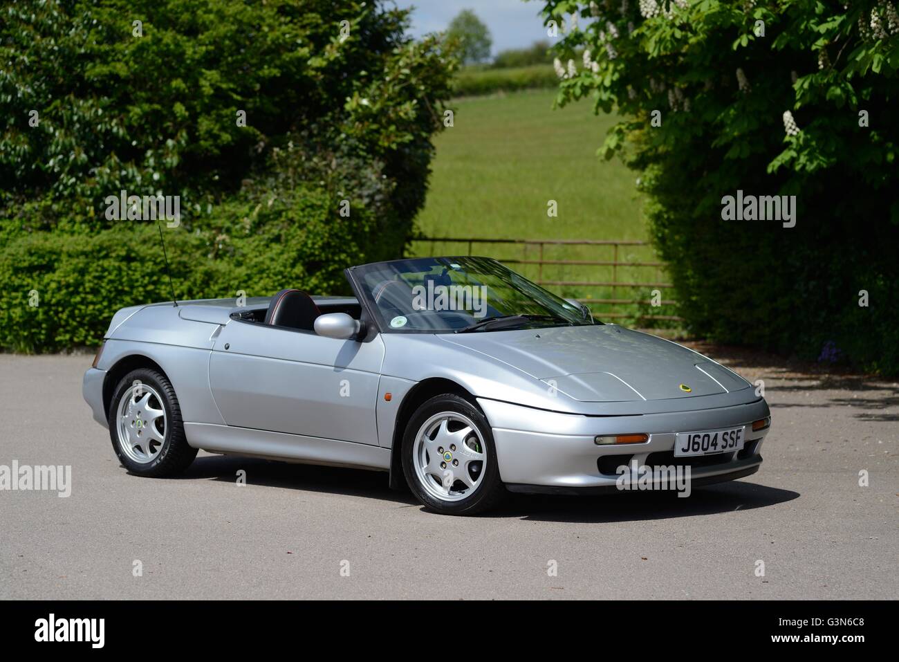 1980 Lotus Elan garé en face d'une porte sur une journée ensoleillée, sur une route de campagne au Yorkshire Banque D'Images