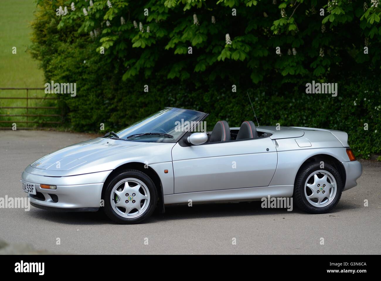 1980 Lotus Elan garé en face d'une porte sur une journée ensoleillée, sur une route de campagne au Yorkshire Banque D'Images