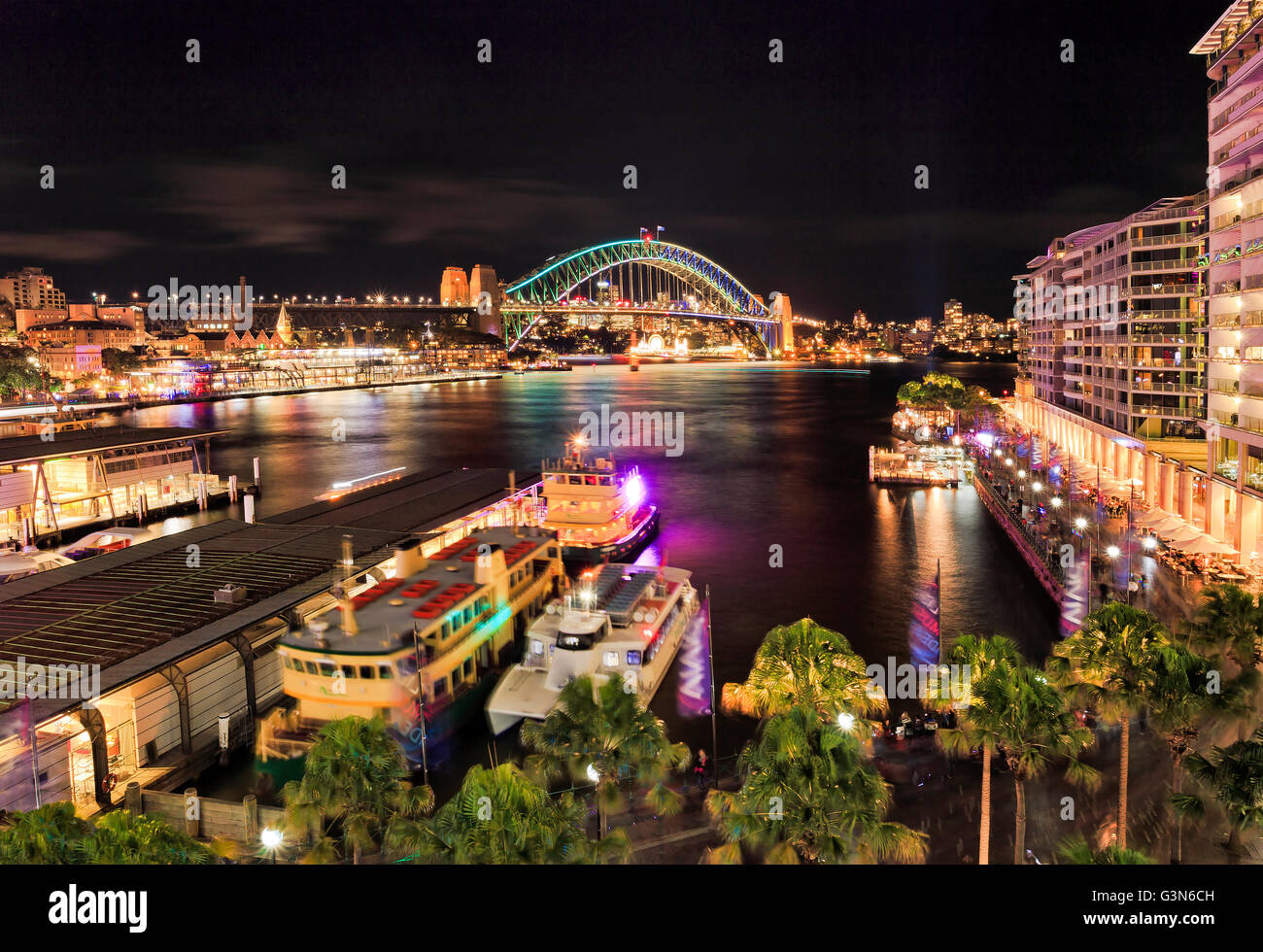Panorama élevé du port de Sydney Circular Quay bay la nuit pendant l'éclairage lumineux par la lumière vers l'arc de Harbour Banque D'Images