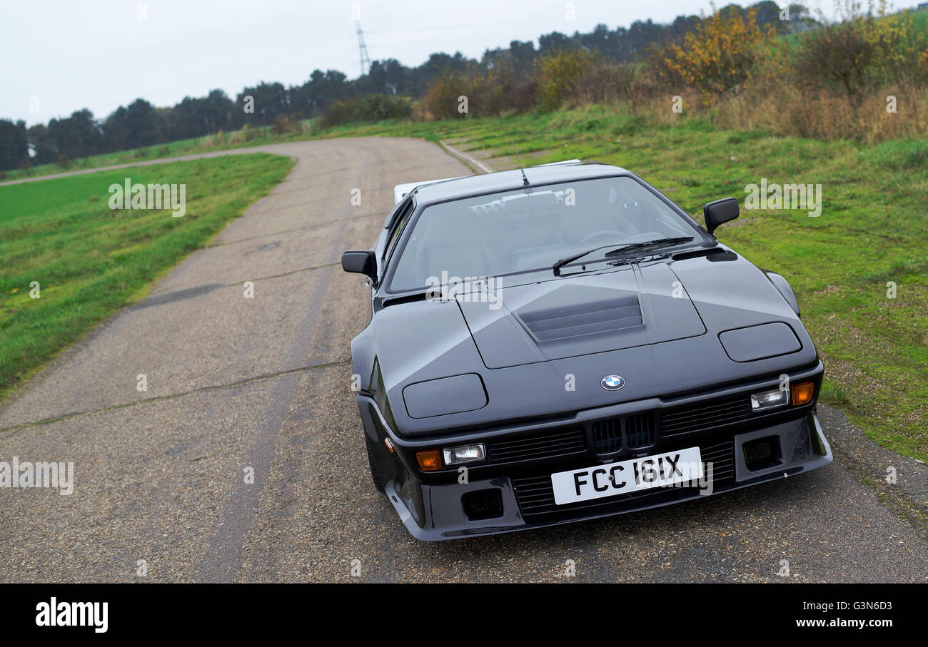 Une BMW M1 'Art' se situe sur une ancienne piste de l'aérodrome Banque D'Images