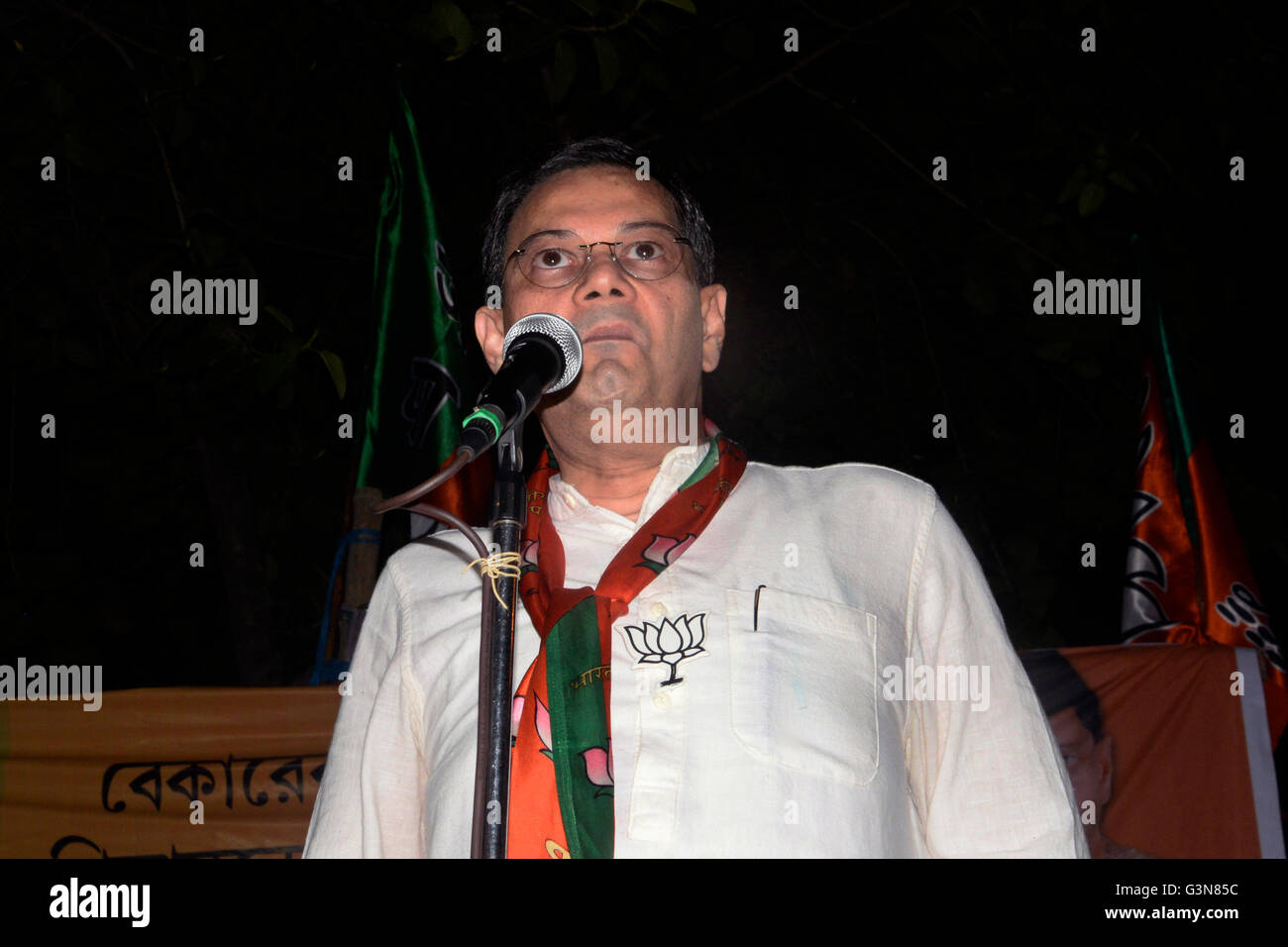 Kolkata, Inde. Apr 15, 2016. Chandra Kumar Bose donner son discours lors de la campagne rally. Ministre du Développement des ressources humaines, Gouvernement de l'Inde Smriti Irani (pas vu) prendre part à l'ouest du Bengale rassemblement pour la campagne des candidats et candidates aux élections législatives. © Saikat Paul/Pacific Press/Alamy Live News Banque D'Images