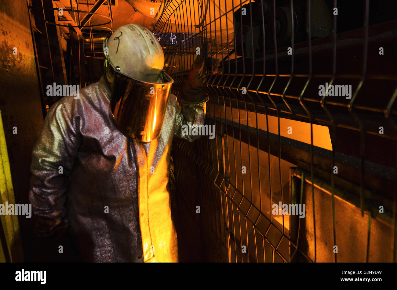 L'intérieur de l'usine sidérurgique de travailleur Banque D'Images