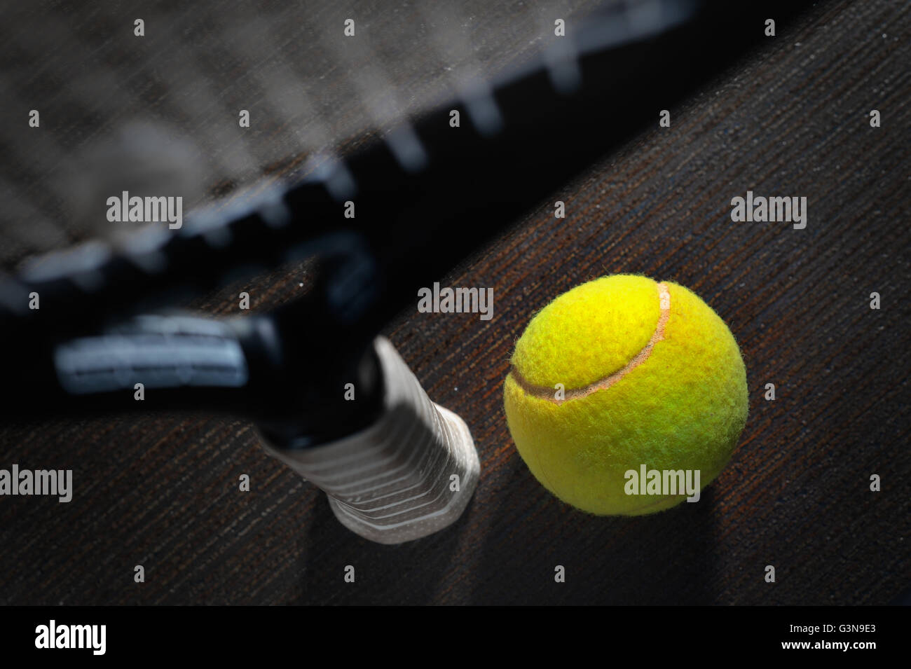 Raquette de tennis et la balle Banque D'Images