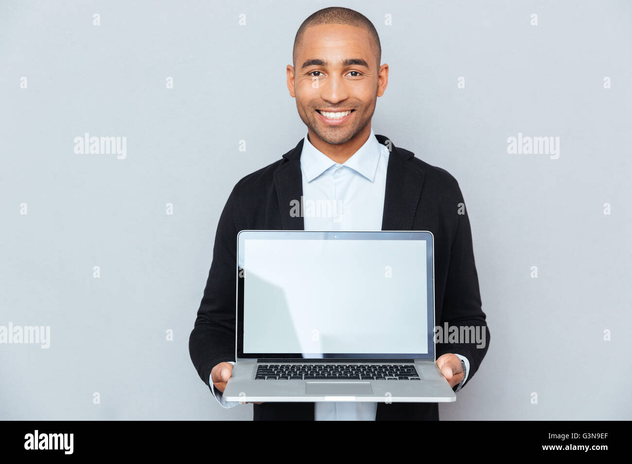 Smiling african american man ordinateur portable écran vide Banque D'Images