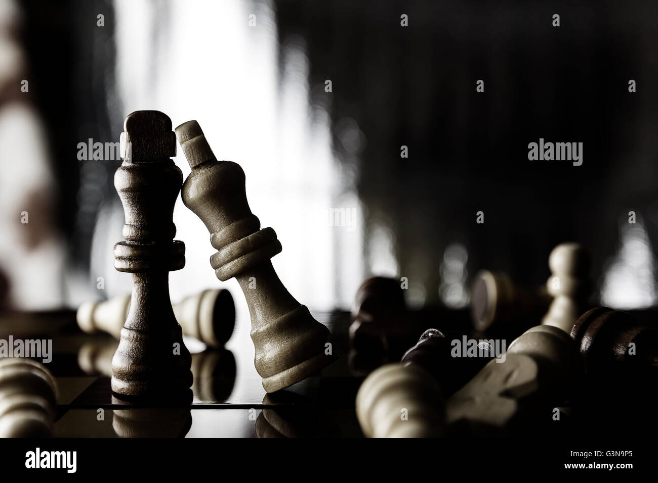 Rois pièces des échecs debout sur un échiquier.Soft focus Banque D'Images