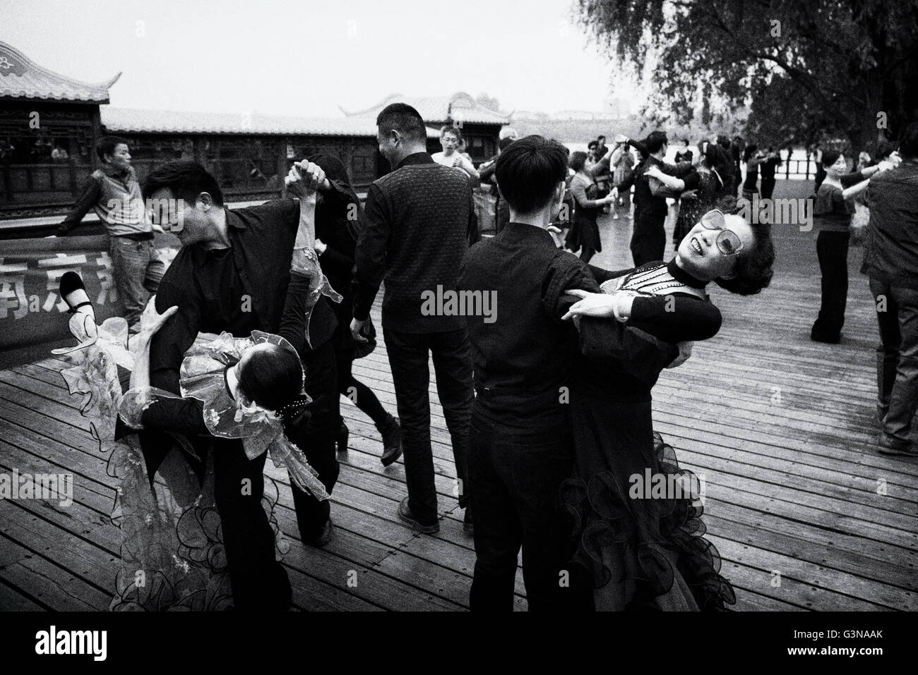 Le peuple chinois danser dans le parc Parc Xuanwuhu à Nanjing en Chine, noir et blanc Banque D'Images