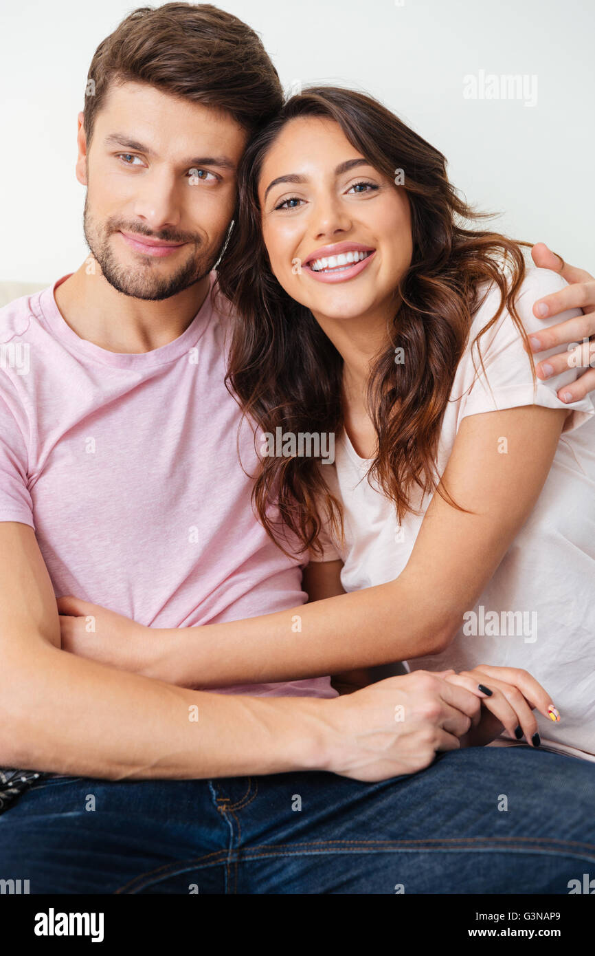 Close-up portrait of smiling couple assis sur le canapé sur fond blanc Banque D'Images