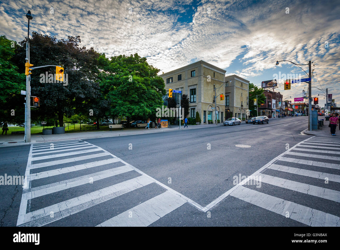 L'intersection de la rue Crescent et de la rue Yonge, à Midtown, Toronto, Ontario. Banque D'Images