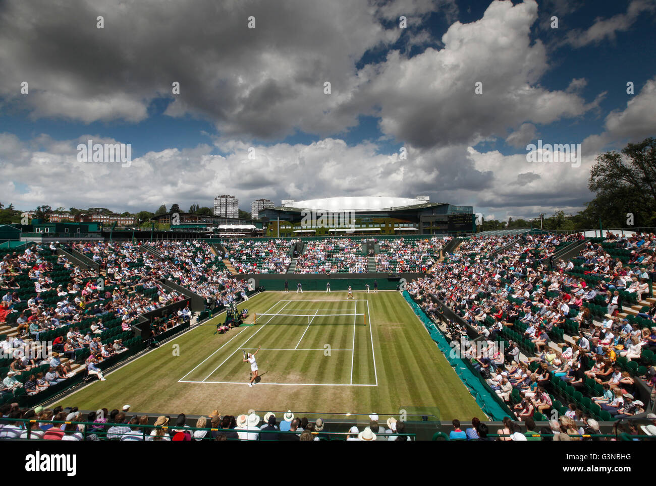 Vue de dessus pour montrer Cour 2, match Julia Goerges, GER, contre Ana Ivanovic, SRB, des nuages sombres, de Wimbledon 2012 Banque D'Images Vue de dessus pour montrer Cour 2, match Julia Goerges, GER, contre Ana Ivanovic, SRB, des nuages sombres, de Wimbledon 2012 Banque D'Images