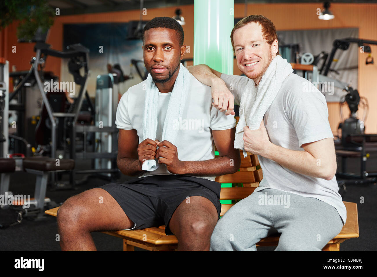Les amis de prendre une pause au cours de l'exercice dans la salle de sport Banque D'Images