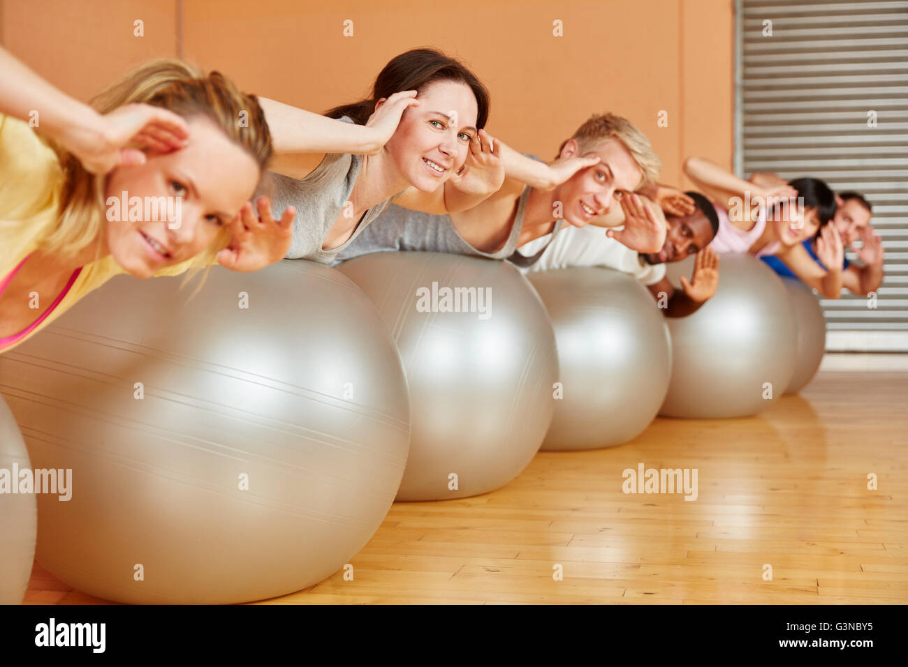 La formation de groupe leur retour avec ballon de gymnastique au cours de pilates Banque D'Images