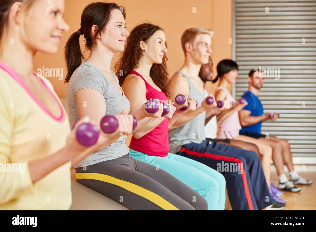 L'entraînement avec haltères courtes au studio de remise en forme Banque D'Images