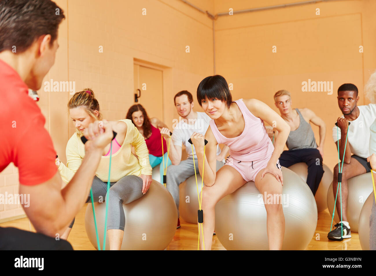 Formation Pilates avec bande en expansion dans la salle de sport Banque D'Images