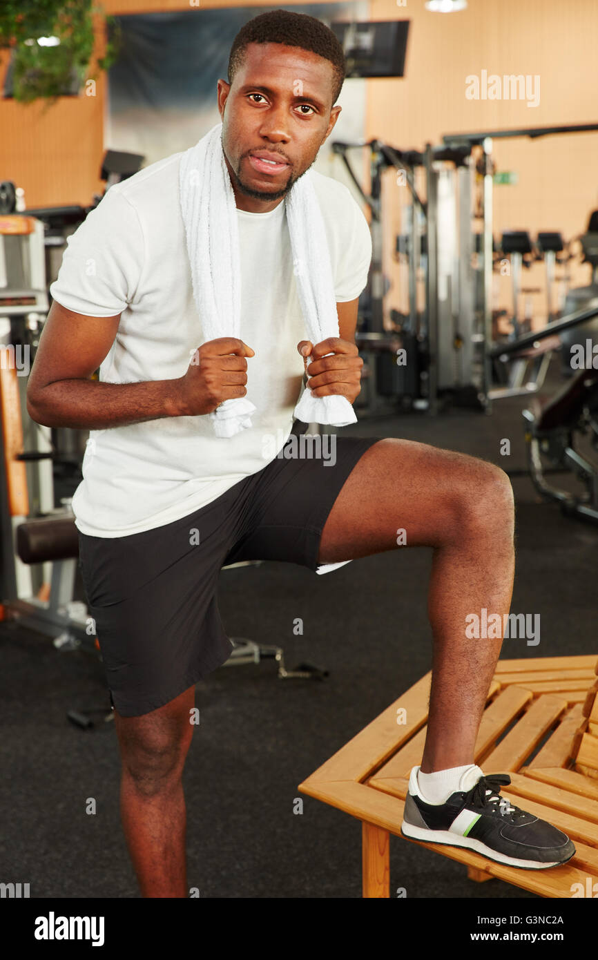 L'homme après l'entraînement à la salle de sport Banque D'Images