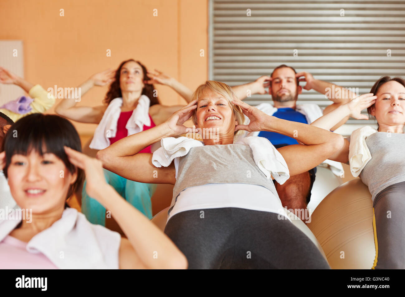 Niveau de travail en cours de conditionnement physique avec des gens Banque D'Images