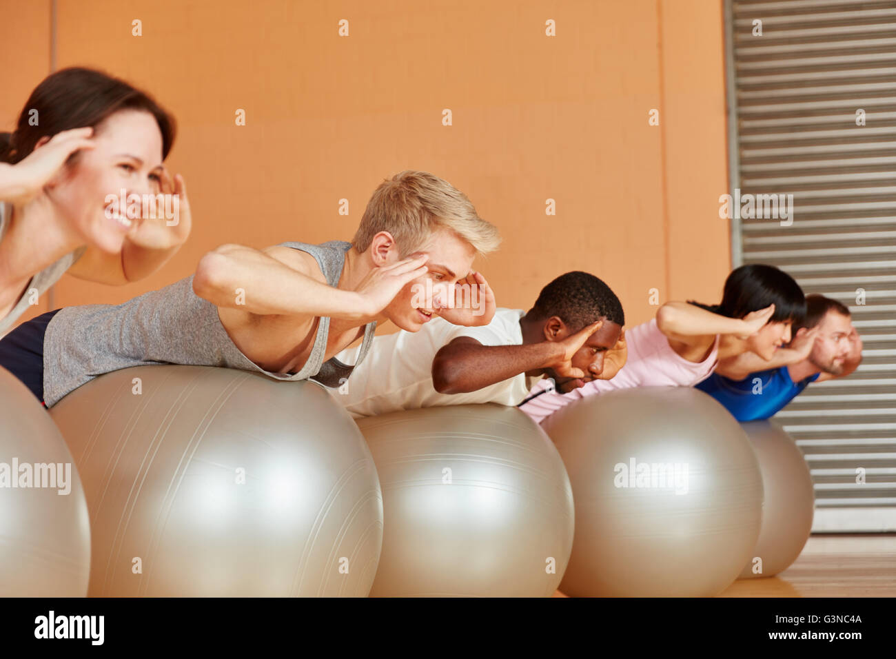 Groupe au cours de l'exercice intense ensemble en classe de Pilates Banque D'Images