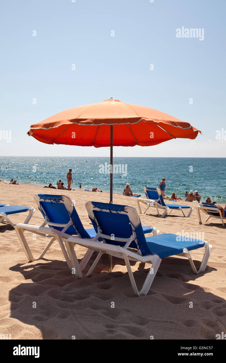 Chaises longues et parasol à la plage, à Calella de la Costa, Costa del  Maresme, en Catalogne, Espagne, Europe, PublicGround Photo Stock - Alamy