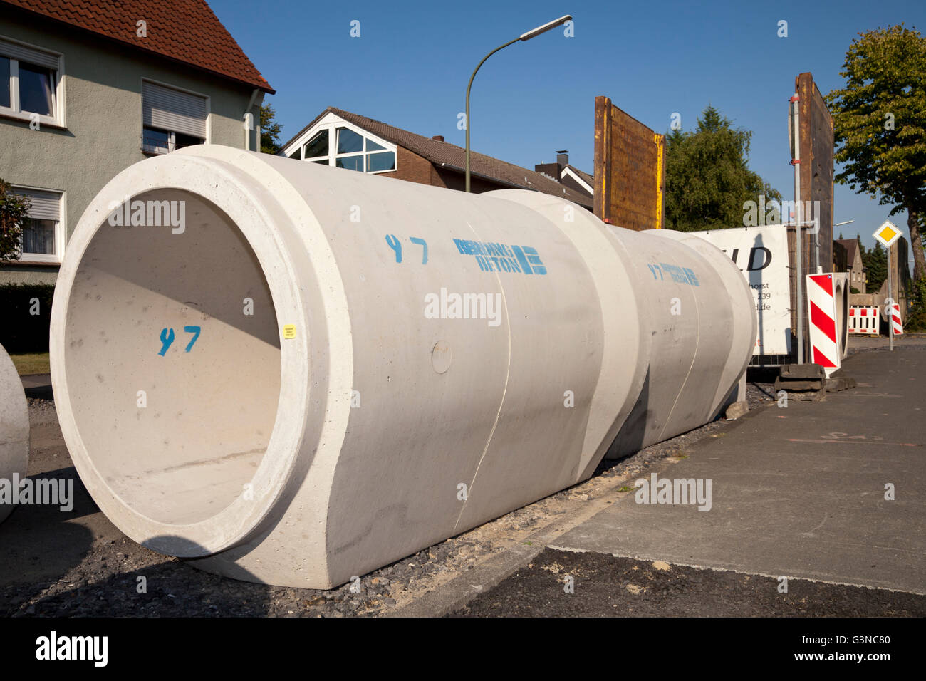 Les tuyaux de béton pour le renouvellement de l'assainissement, la construction site pour la remise en état des routes, Koenigstrasse, Kamen Banque D'Images