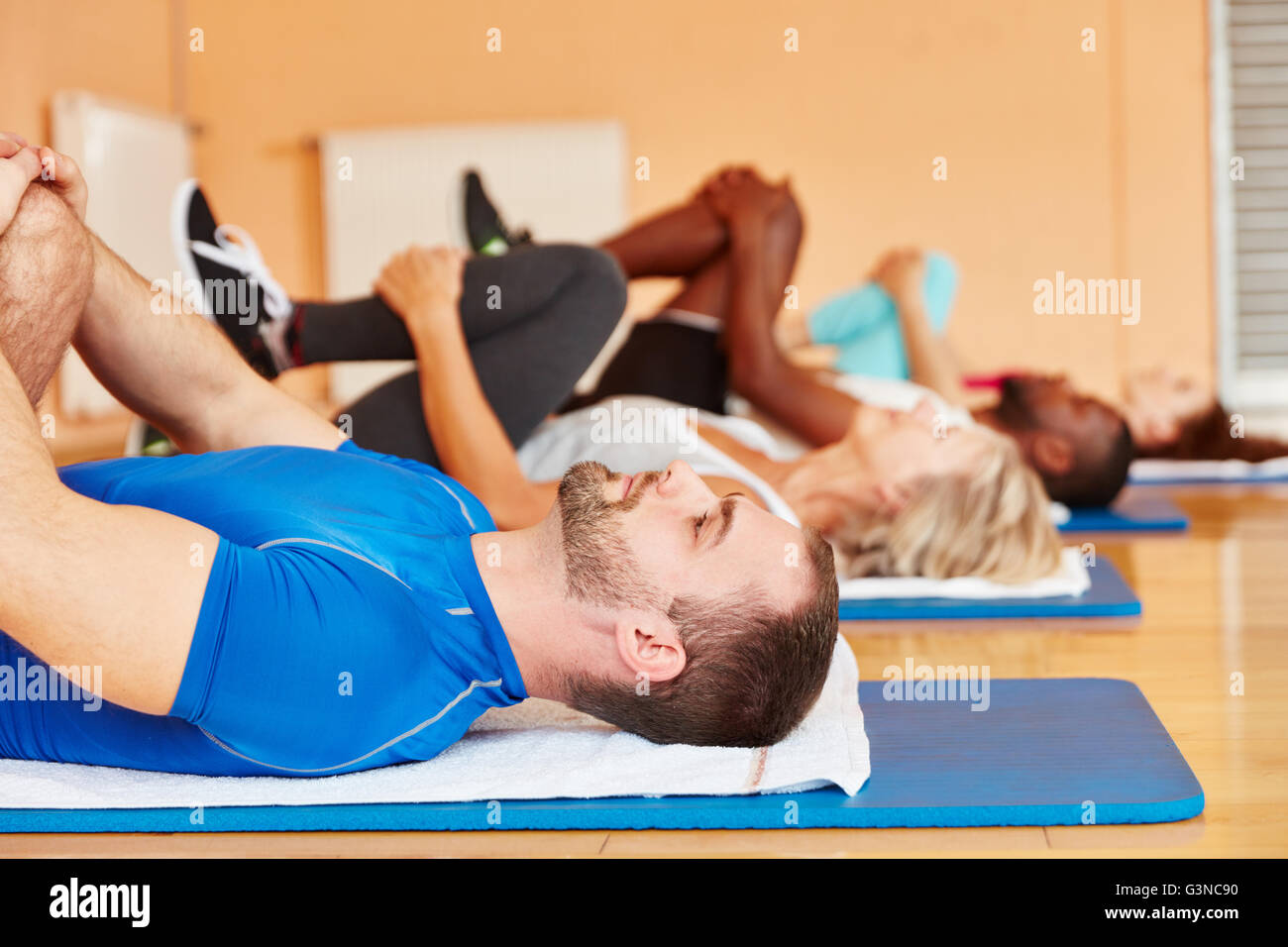 Les gens à la formation de sport et faire des exercices d'étirement Banque D'Images