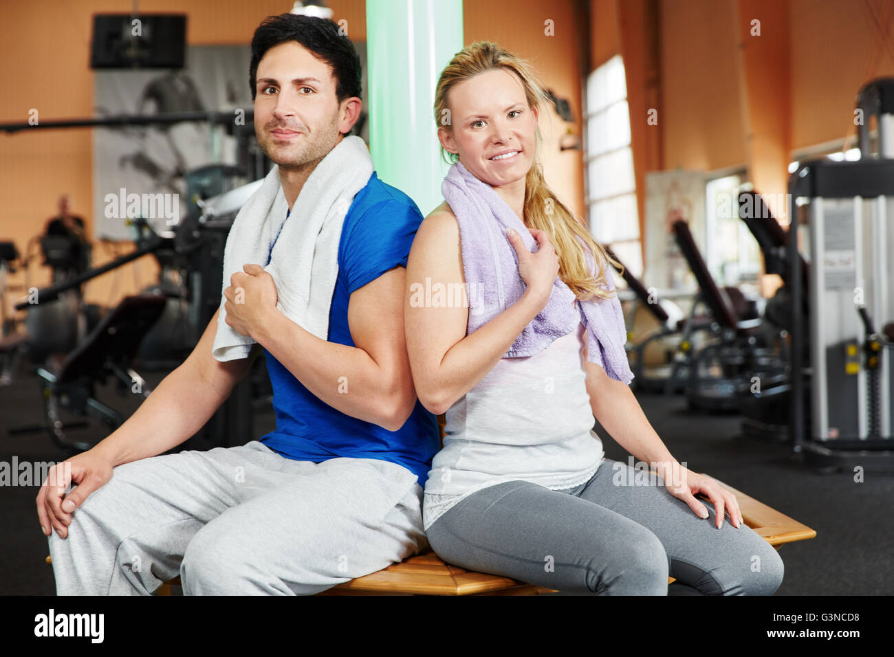 L'homme et de la femme de prendre une pause de la formation à la salle de sport Banque D'Images