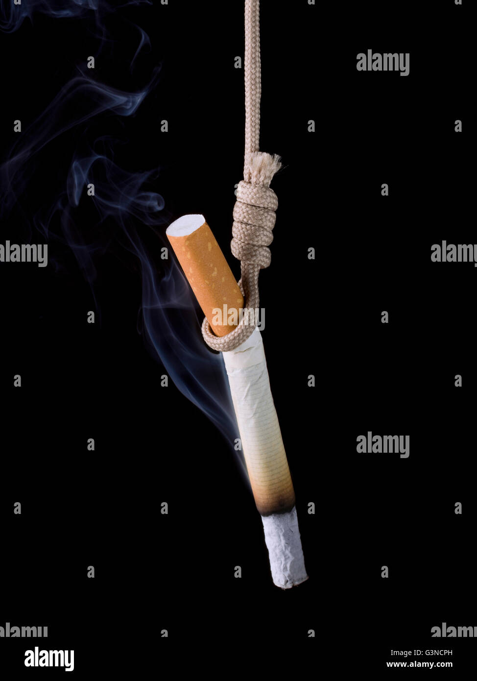 Cigarette allumée, pendu avec une corde Banque D'Images