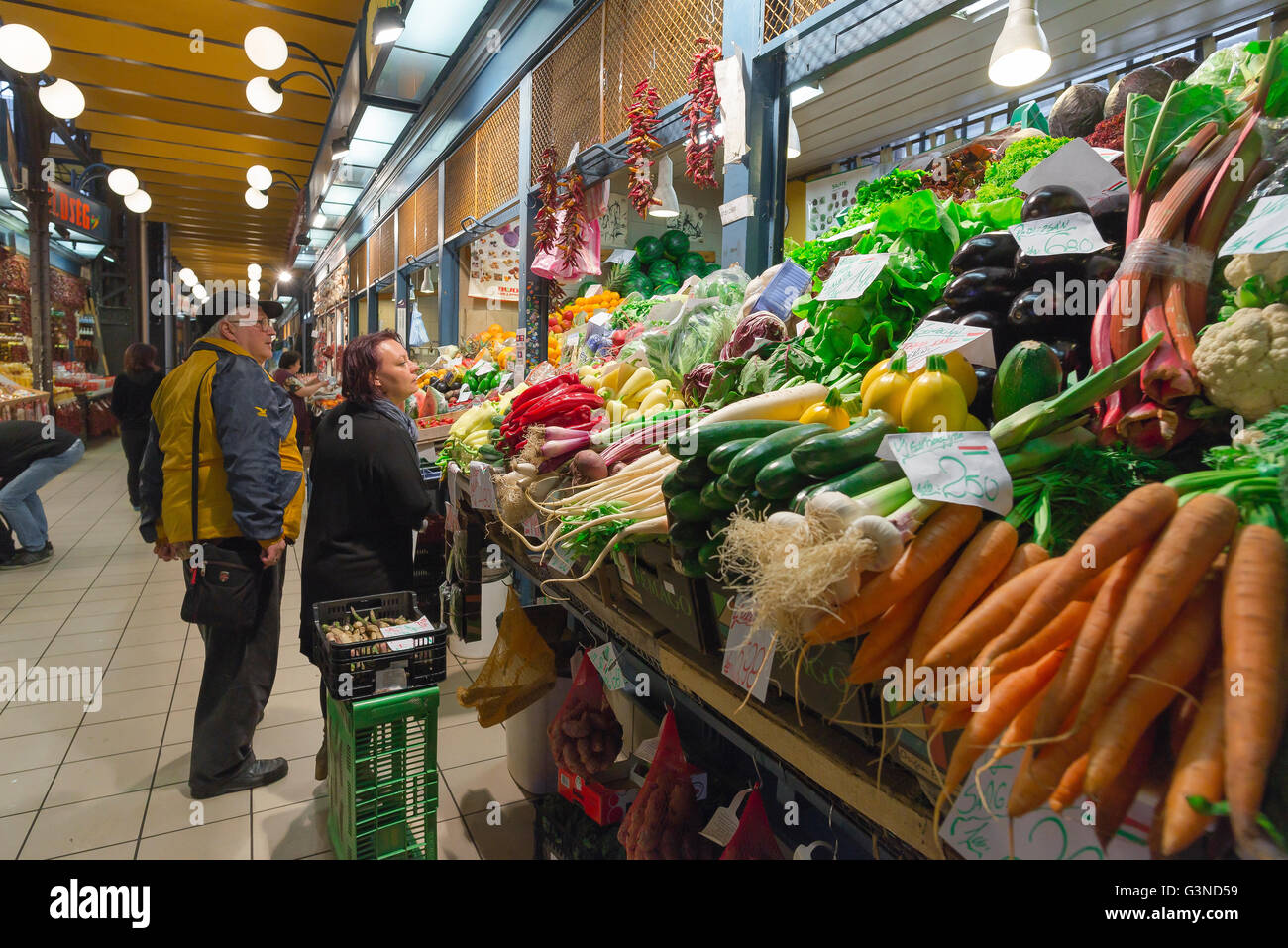 Grand marché de Budapest, vue sur les gens qui magasinent pour des légumes dans le Grand marché dans le quartier de Jozsefvaros à Budapest, Hongrie. Banque D'Images