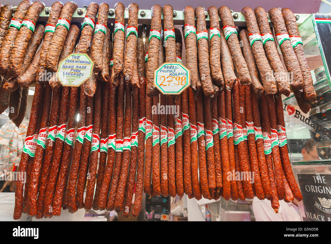 L'alimentation de la Hongrie, de saucisses saucisses hongrois pour la vente dans le Grand Hall du marché dans le domaine de Jozsefvaros Budapest, Hongrie. Banque D'Images