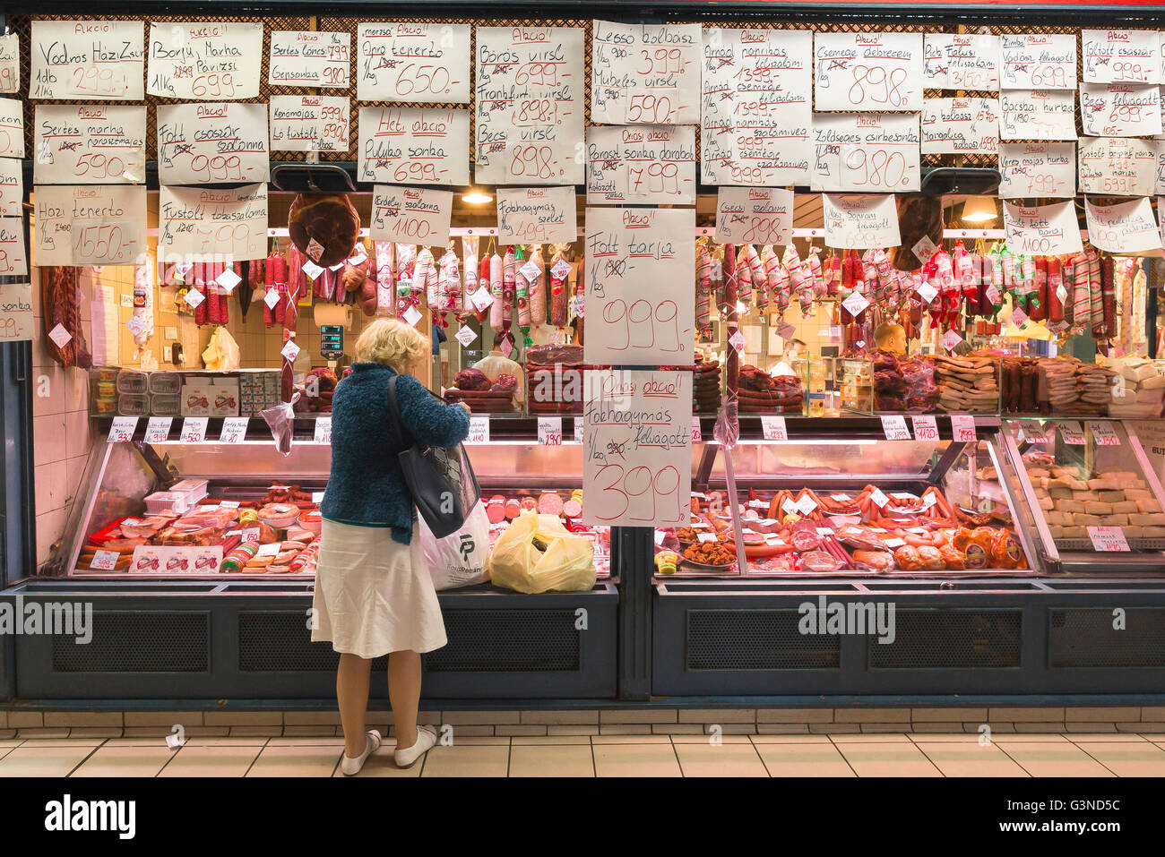 Grand Marché couvert de Budapest, une femme achète la viande à l'étal d'un boucher dans le grand marché dans le domaine de Jozsefvaros Budapest, Hongrie. Banque D'Images
