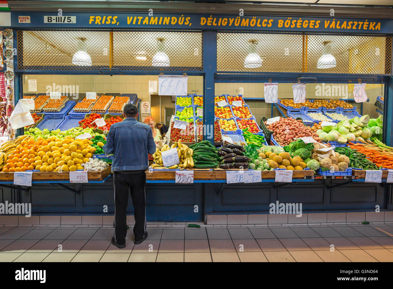 Grand Marché couvert de Budapest, un homme achète des légumes dans le grand marché dans le domaine de Jozsefvaros Budapest, Hongrie. Banque D'Images