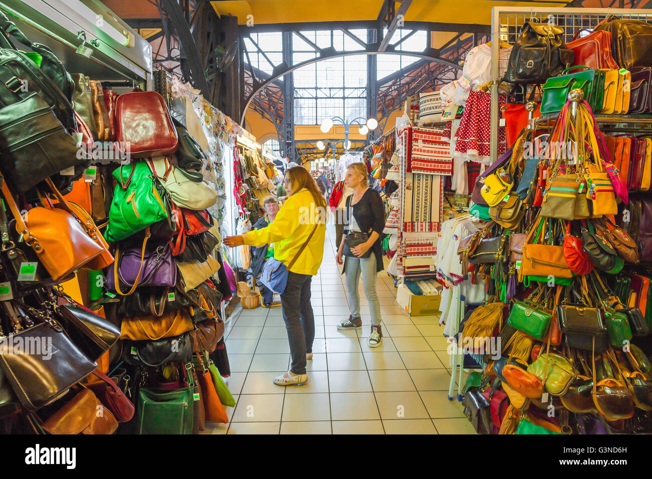 Les femmes shopping, vue sur les femmes shopping pour les sacs en cuir à l'intérieur de la Grande salle du marché dans le quartier Jozsefvaros de Budapest, Hongrie. Banque D'Images