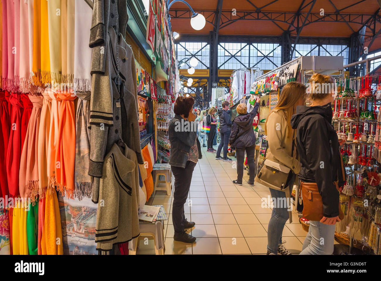 Shopping à Budapest, vue sur les gens qui naviguent dans les stands à l'intérieur du Grand Market Hall à Jozsefvaros, Budapest, Hongrie Banque D'Images