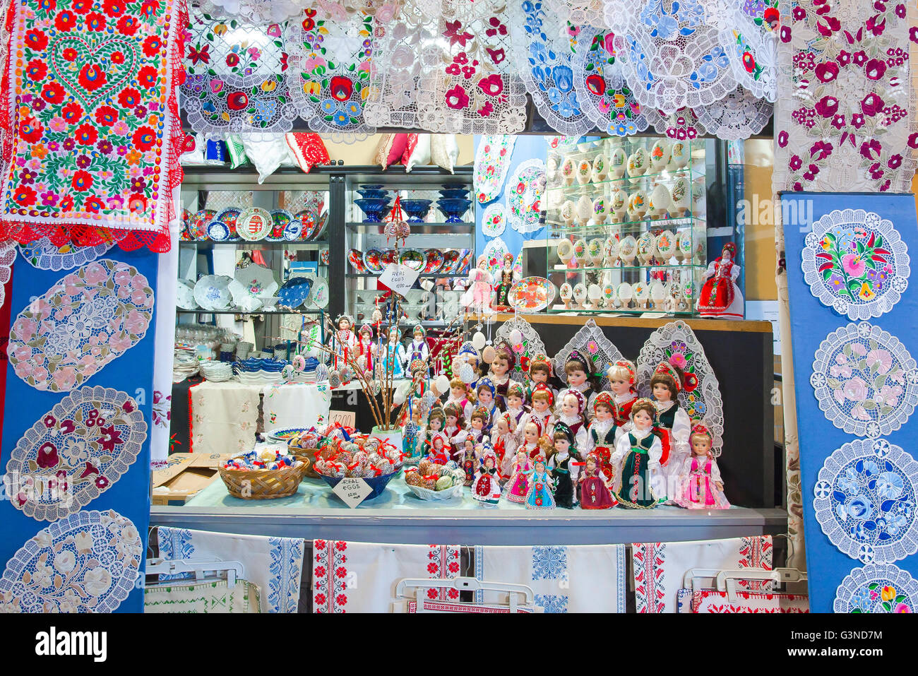 Poupées souvenirs en tenue traditionnelle hongroise dans le Grand Hall du marché dans le domaine de Jozsefvaros Budapest, Hongrie. Banque D'Images