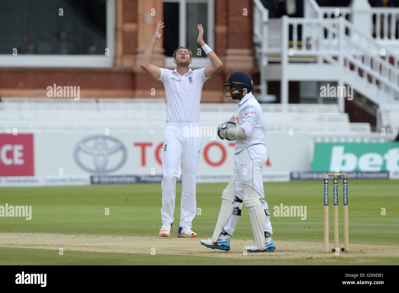 L'Angleterre Stuart large réagit après bowling à Sri Lanka est Dimuth Karunaratne (à droite) lors de la cinquième journée de l'Investec troisième test match à Lord's, Londres. Banque D'Images