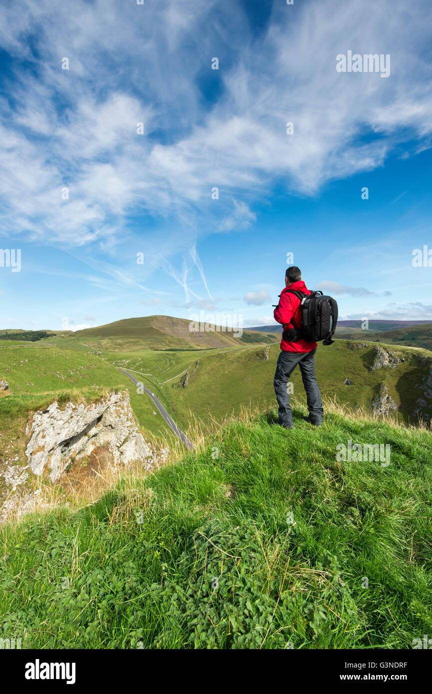Un marcheur à l'égard Mam Tor, le Grand Ridge et la Edale Vallée, Derbyshire, Royaume-Uni Banque D'Images