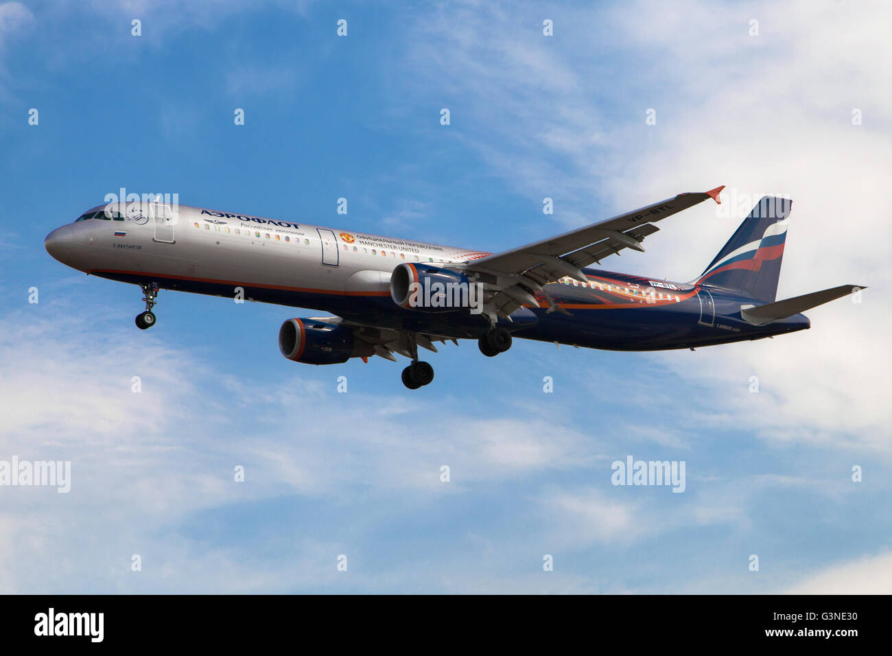 Un Airbus A321-200 Aeroflot peints dans des couleurs spéciales de Manchester United à l'approche de l'aéroport El Prat de Barcelone, Espagne. Banque D'Images