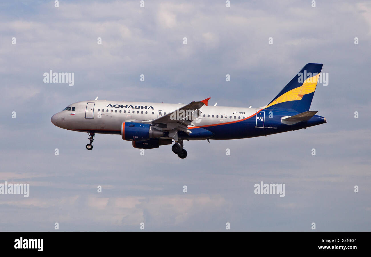 Un Airbus A319-112 d'Aeroflot à l'approche de l'aéroport El Prat de Barcelone, Espagne. Banque D'Images