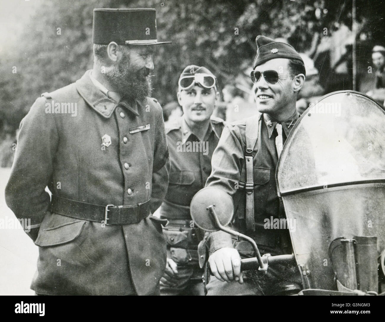 Lieutenant-colonel William Darby (droite) s'entretient avec un responsable de terrain français en Afrique du Nord. Bataillons de Rangers organisé Darby et devint un Lt colonel après Dieppe. Banque D'Images