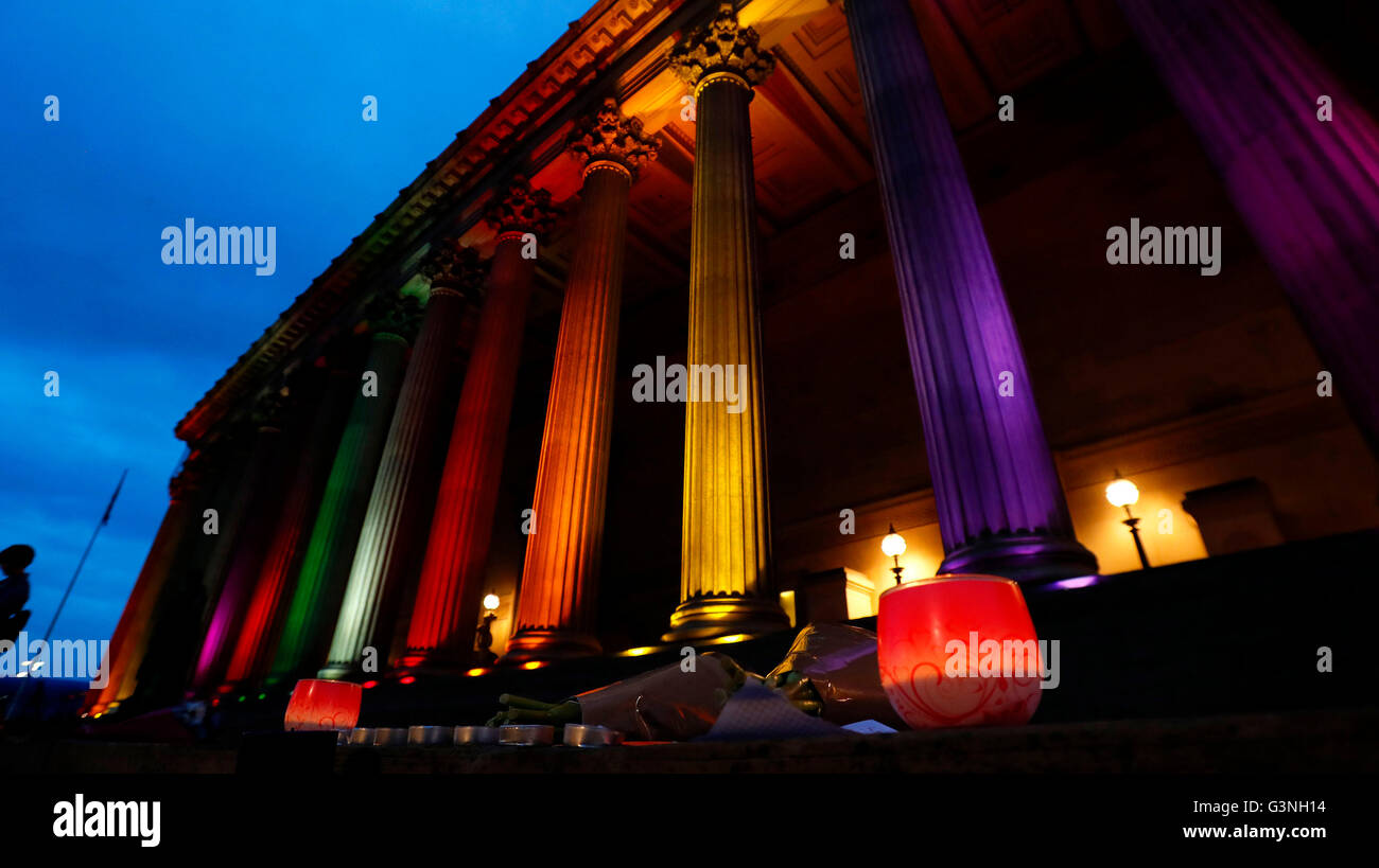 Piliers de St Georges Hall, Liverpool, ont les couleurs de d'un drapeau arc-en-ciel projeté sur eux à la suite d'une veillée pour les victimes de la fusillade d'Orlando à une boîte de nuit gay en Floride. Banque D'Images